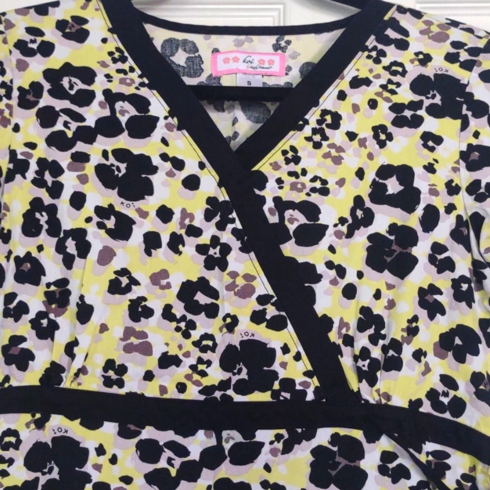Koi scrub top - Picture 2 of 8